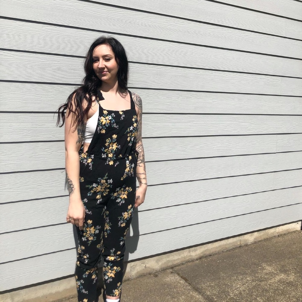 Super cute floral overalls like new!